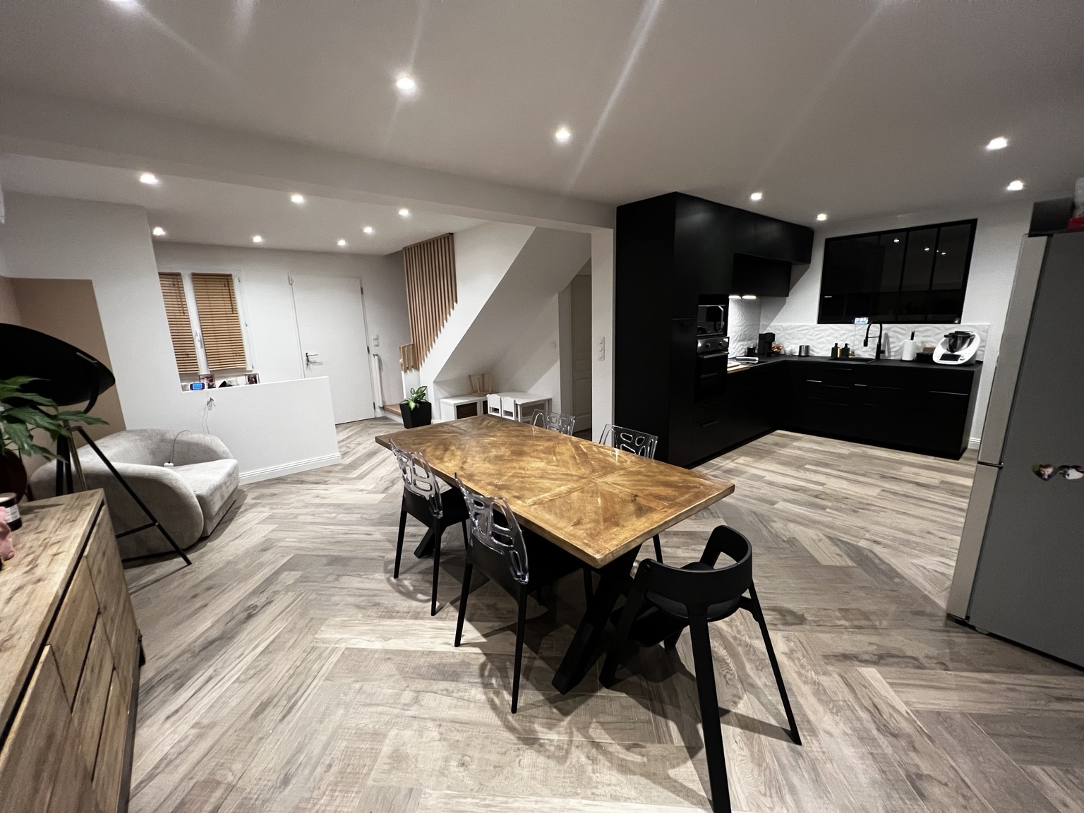 Sol imitation parquet en bâtons rompus dans le séjour et la cuisine à Cavaillon
