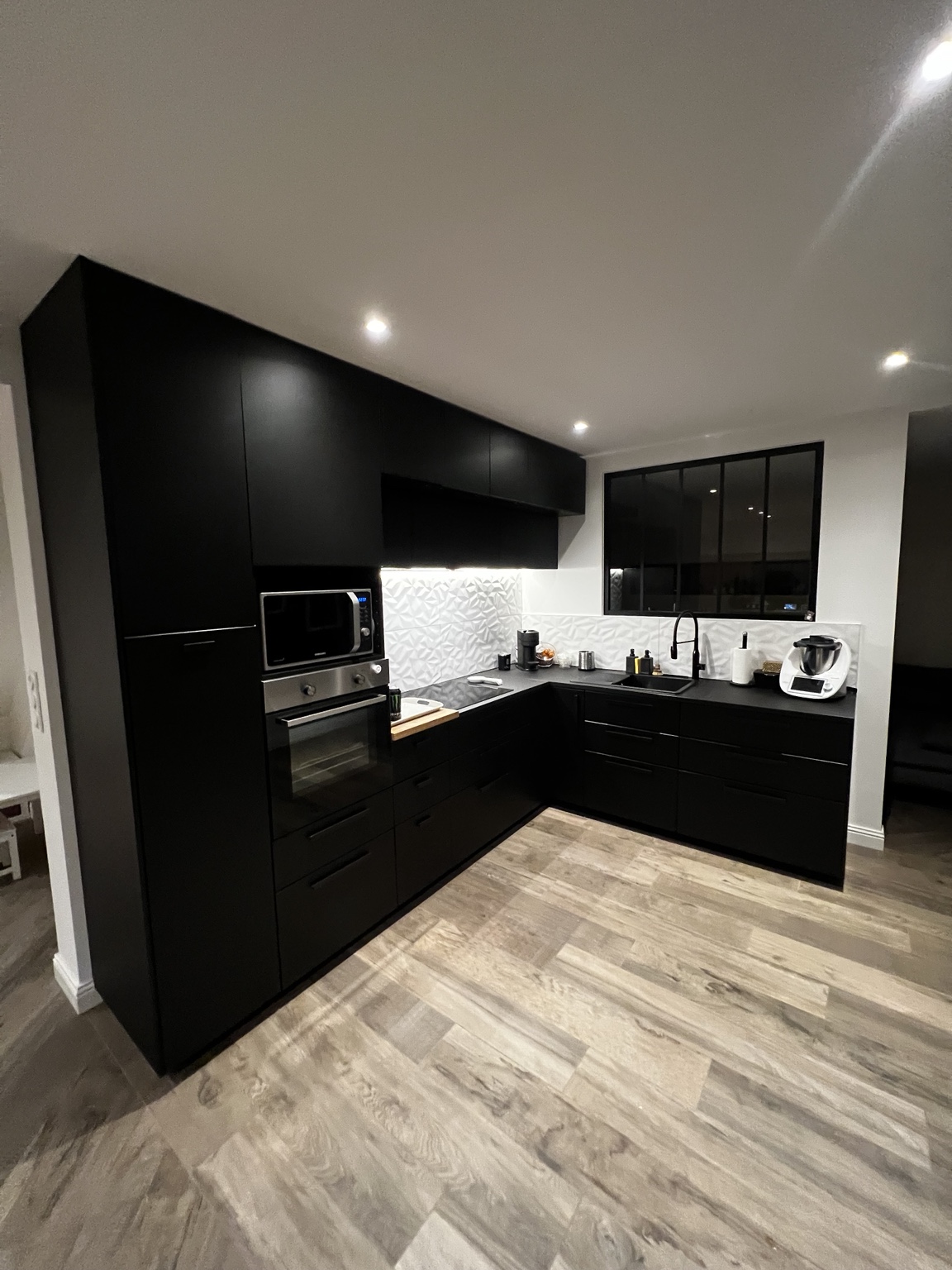 Sol imitation parquet 20 × 120 cm après la pose dans la cuisine aménagée à Cavaillon
