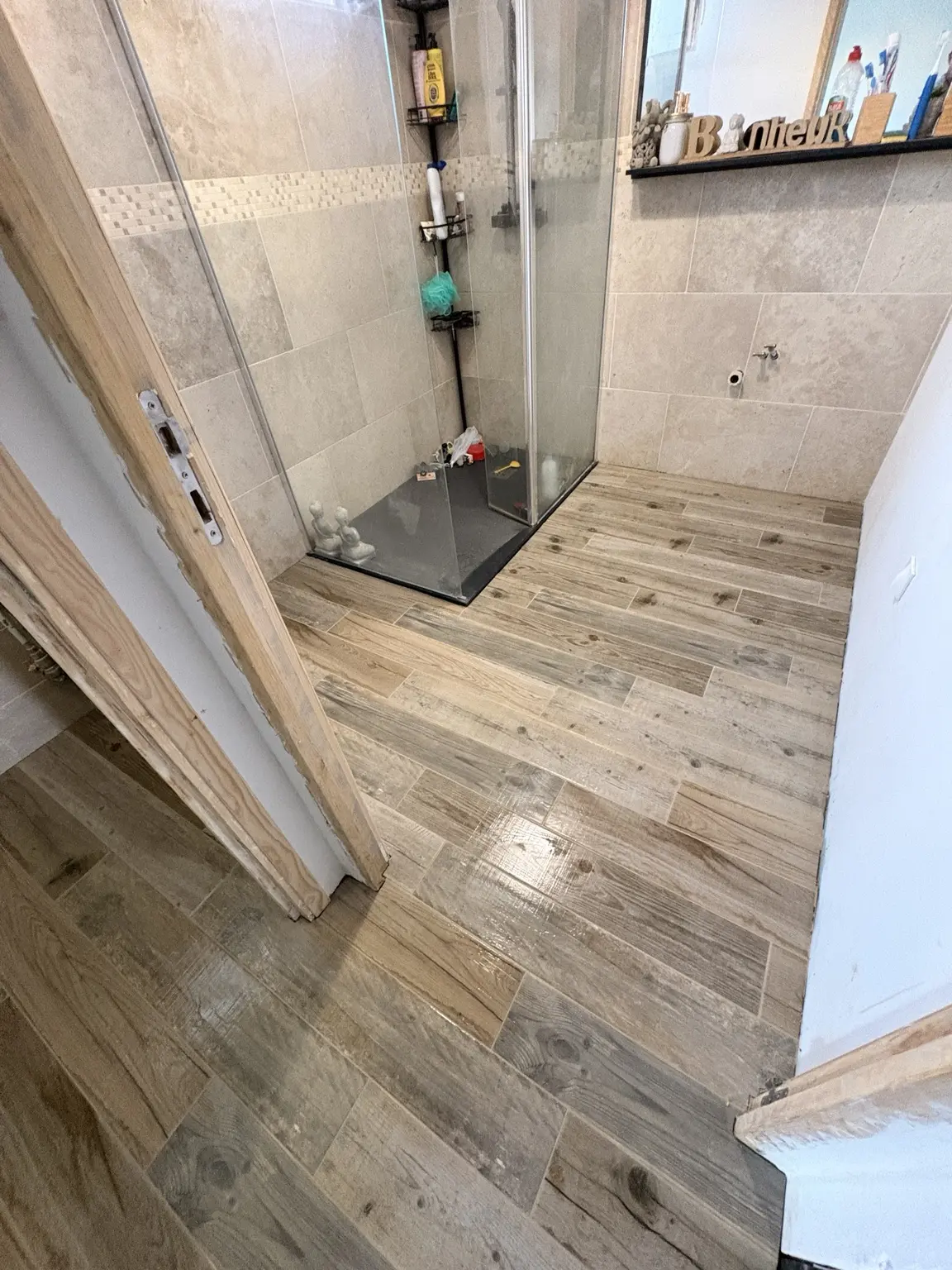 Continuité du carrelage imitation parquet jusque dans la salle de bains