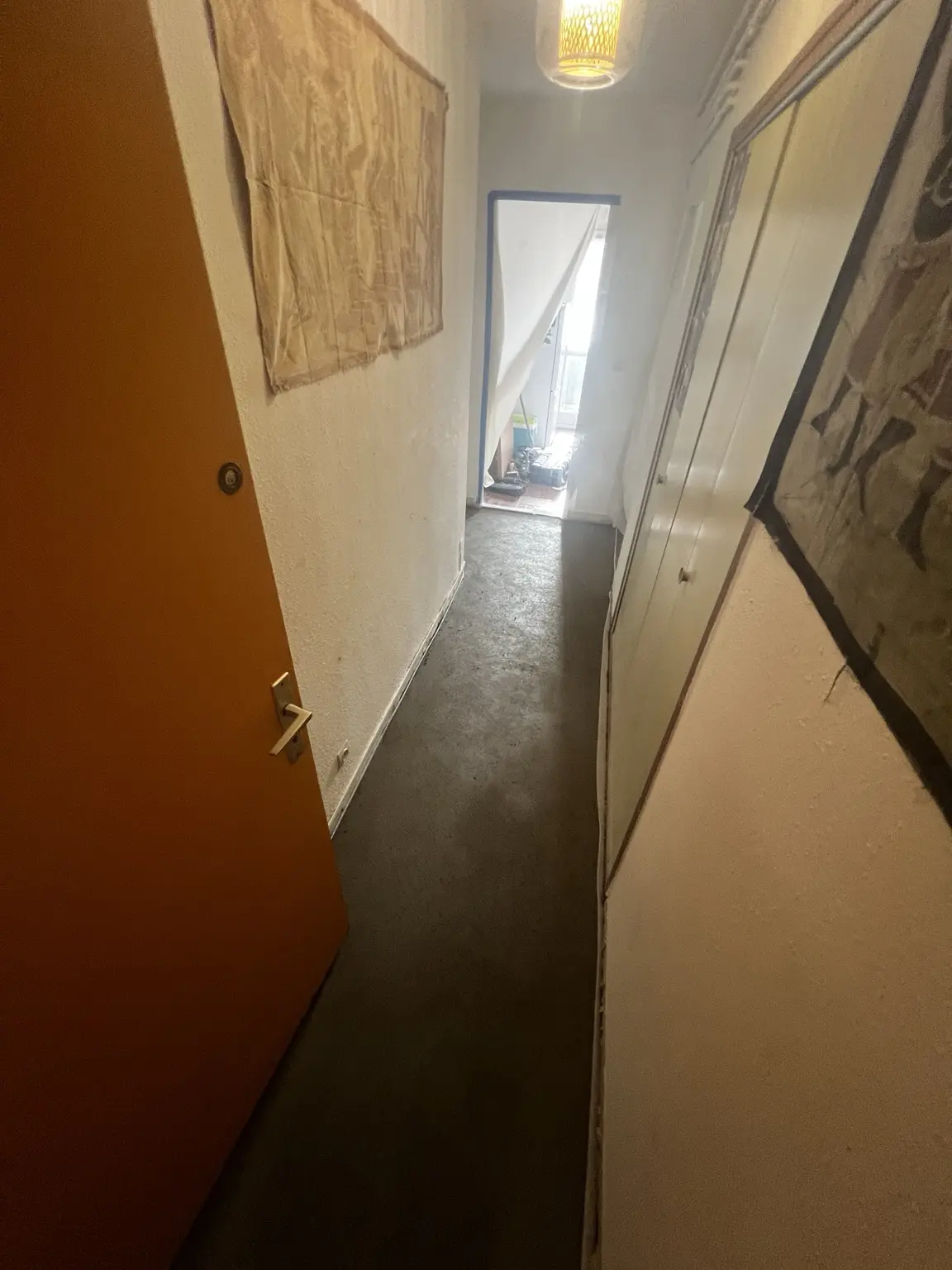 Nouvelle chape réglée avant la pose du carrelage dans le couloir