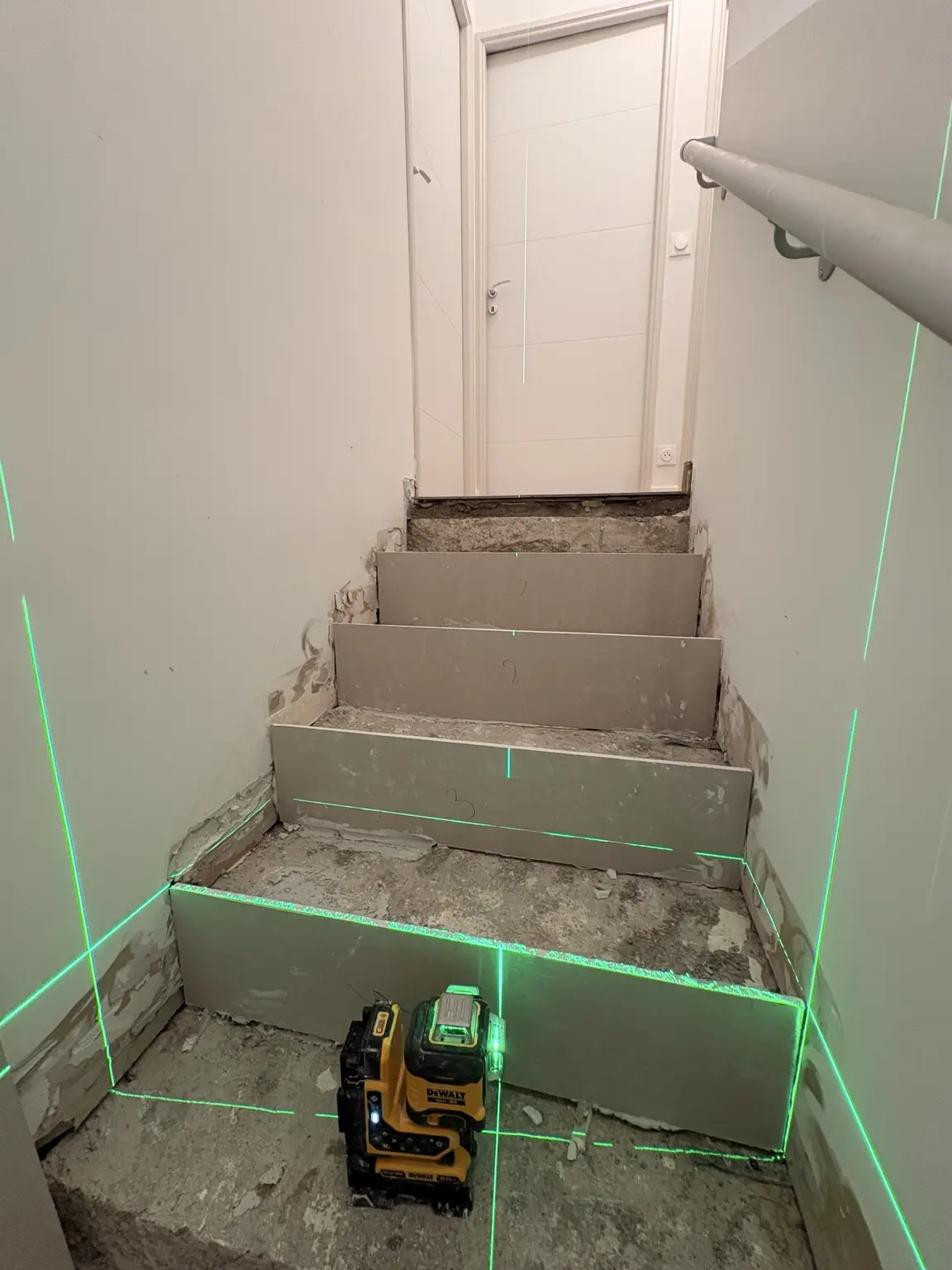 Réglage au laser des niveaux d’un escalier en rénovation