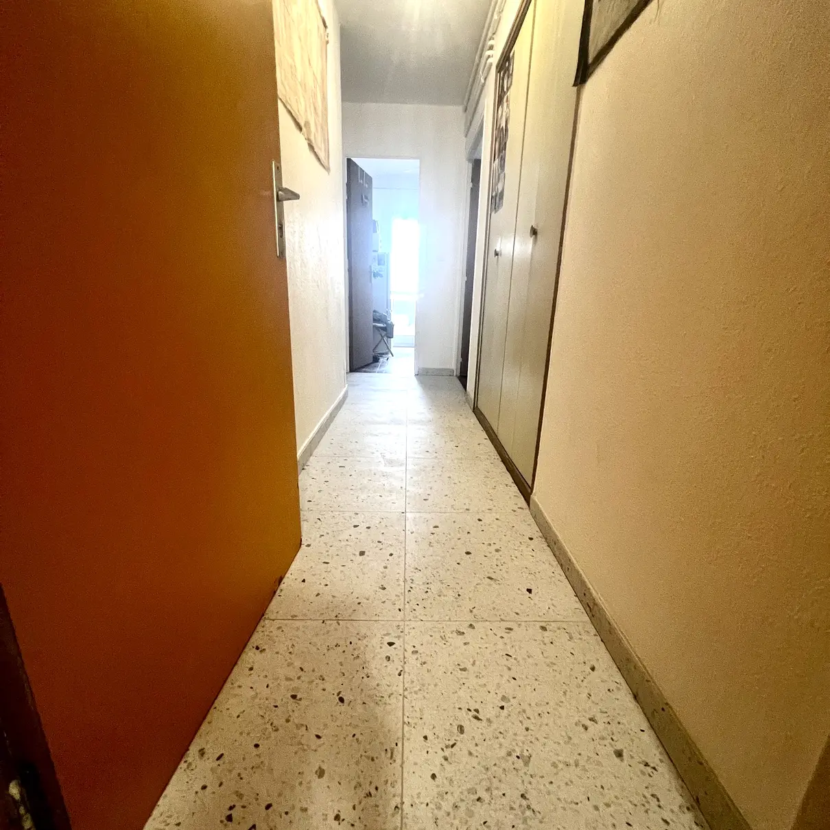 Couloir rénové en carrelage effet terrazzo à Cavaillon