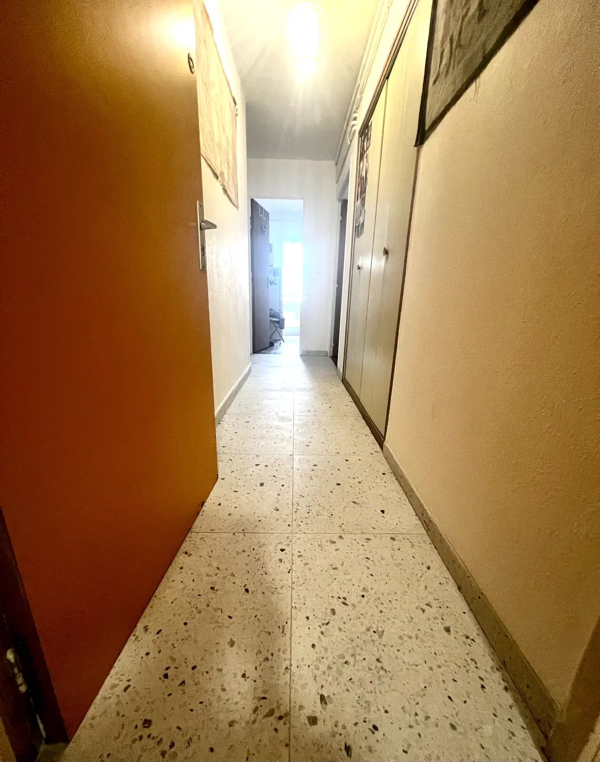 Couloir rénové avec un carrelage 60 par 60 effet terrazzo à Cavaillon