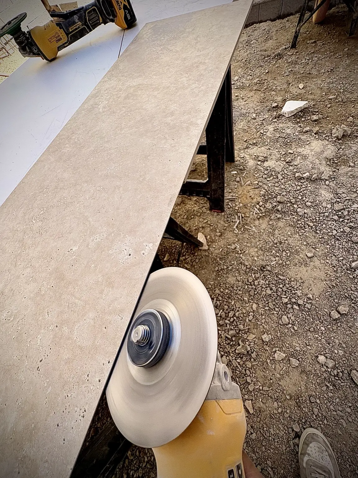 Découpe d’un carrelage imitation travertin 60 par 120 pour un escalier