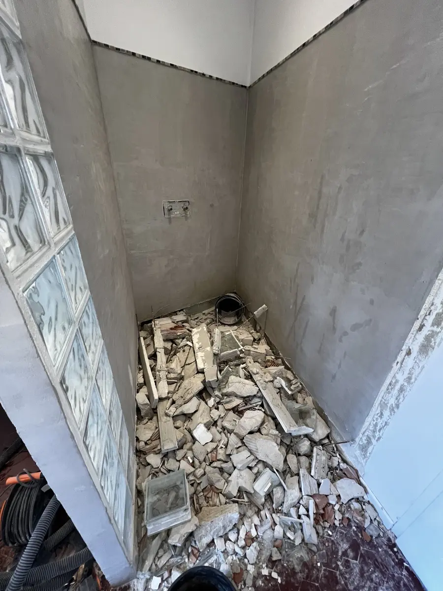 Dépose et démolition de l’ancienne douche à Cavaillon avant sa rénovation