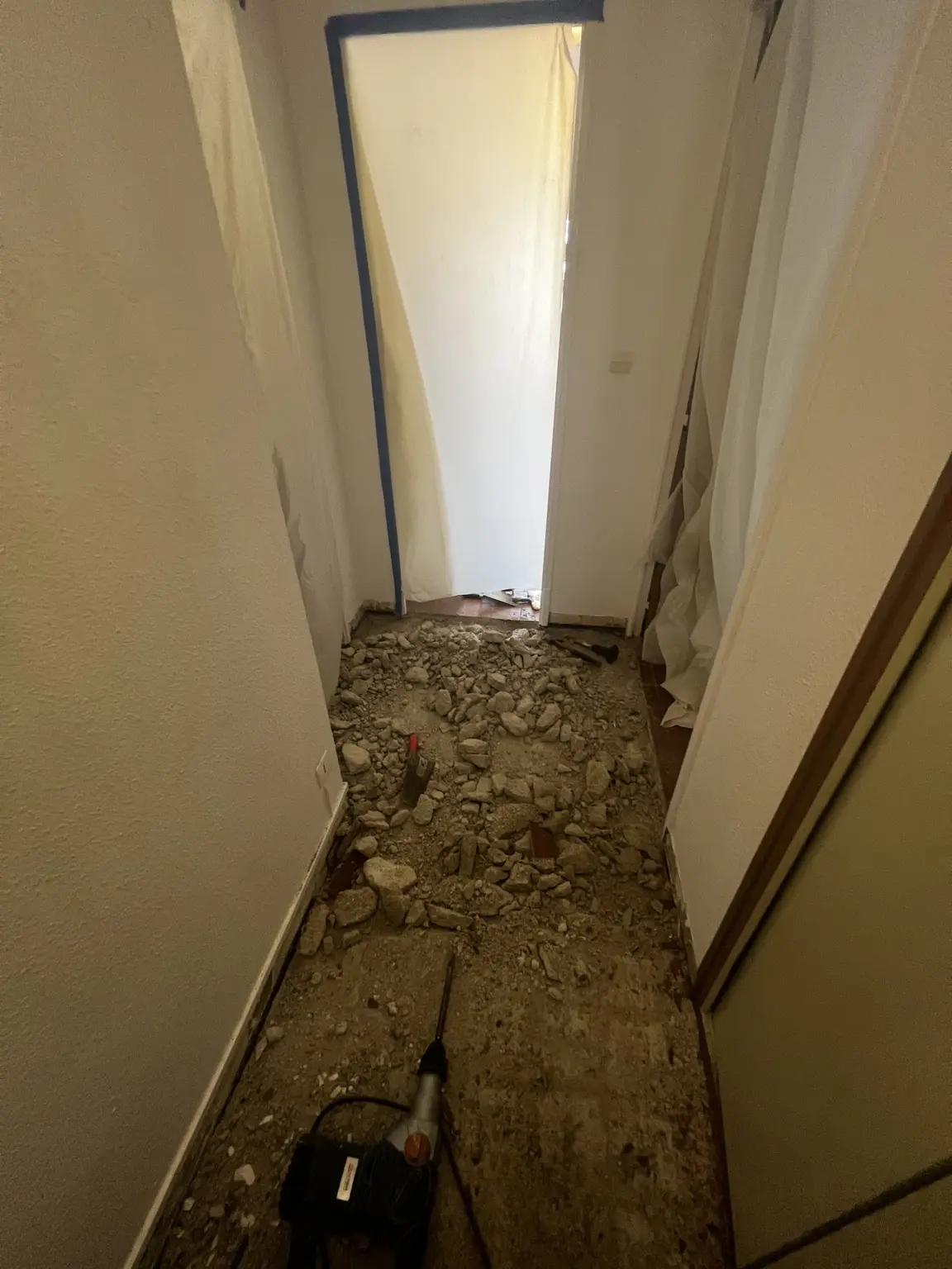 Dépose du carrelage et de l’ancienne chape jusqu’à la dalle béton