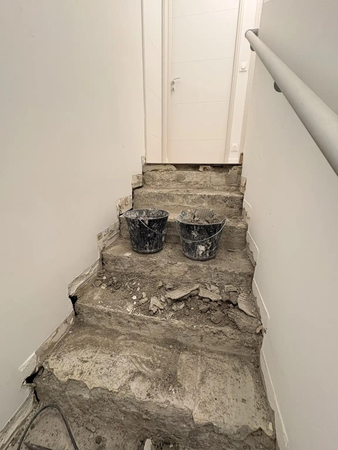 Dépose de l’ancien carrelage de l’escalier