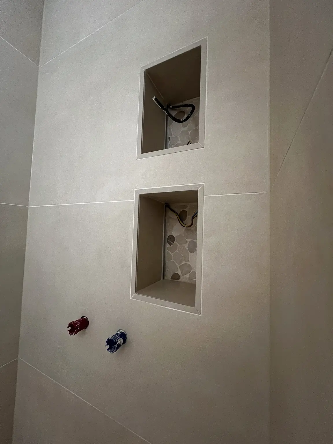 Deux niches de douche encadrées par des profilés assortis