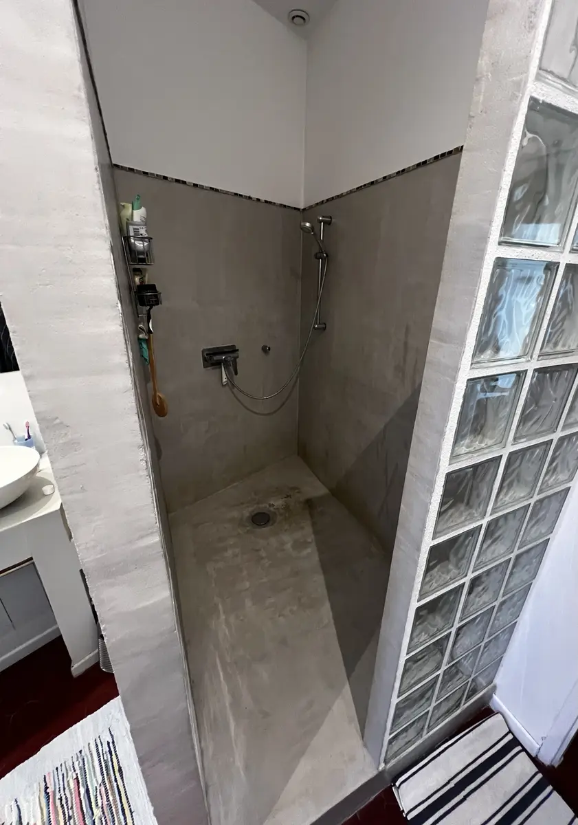 Ancienne douche avant sa rénovation complète