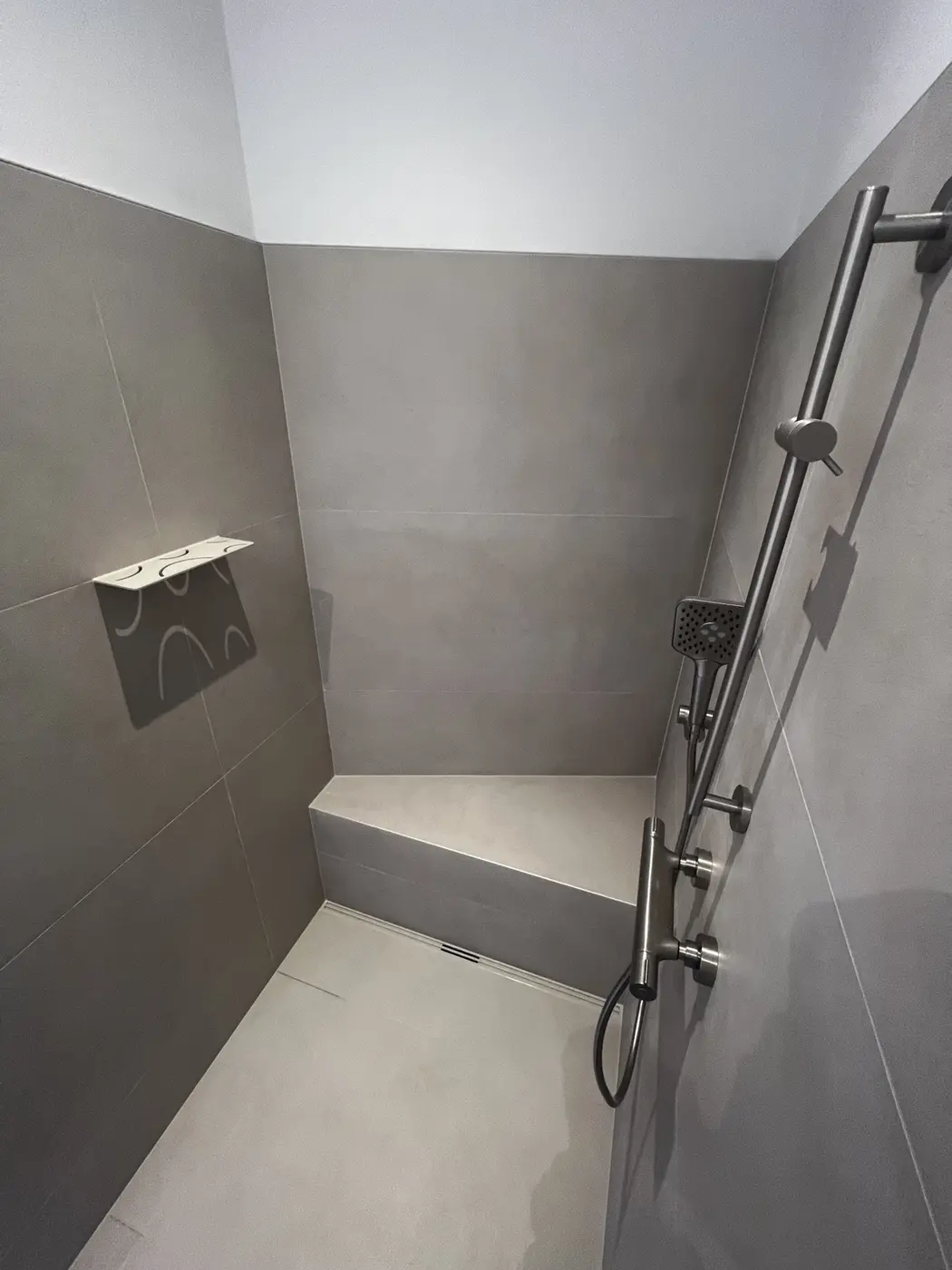 Détail du banc carrelé et du caniveau linéaire de la douche