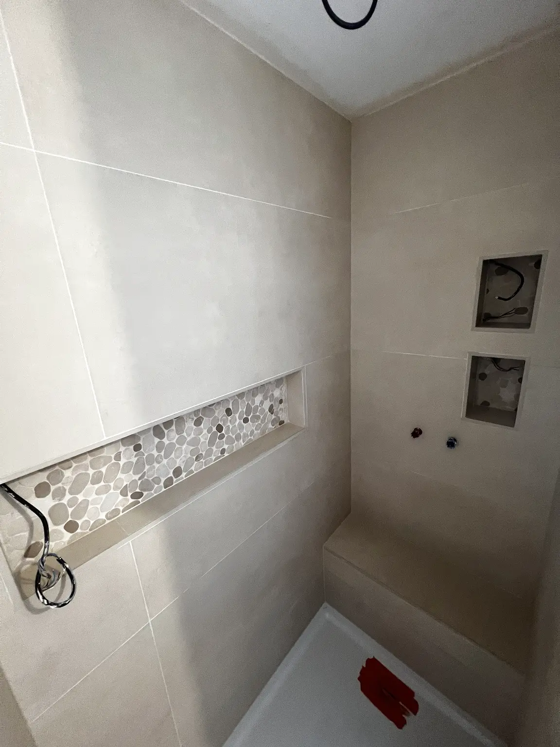 Douche avec banquette sur mesure réalisée à Mouriès dans les Alpilles