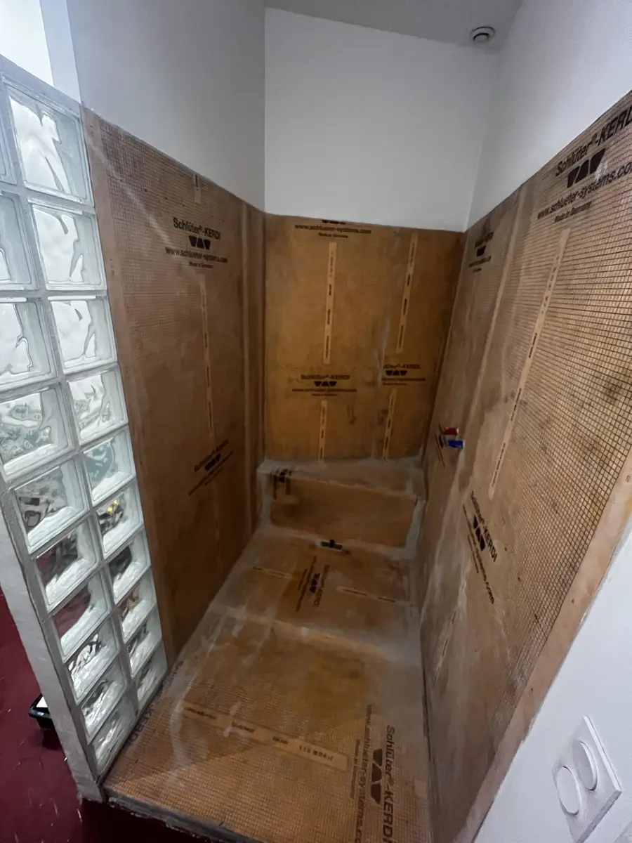 Étanchéité Schlüter-KERDI de la douche avant carrelage