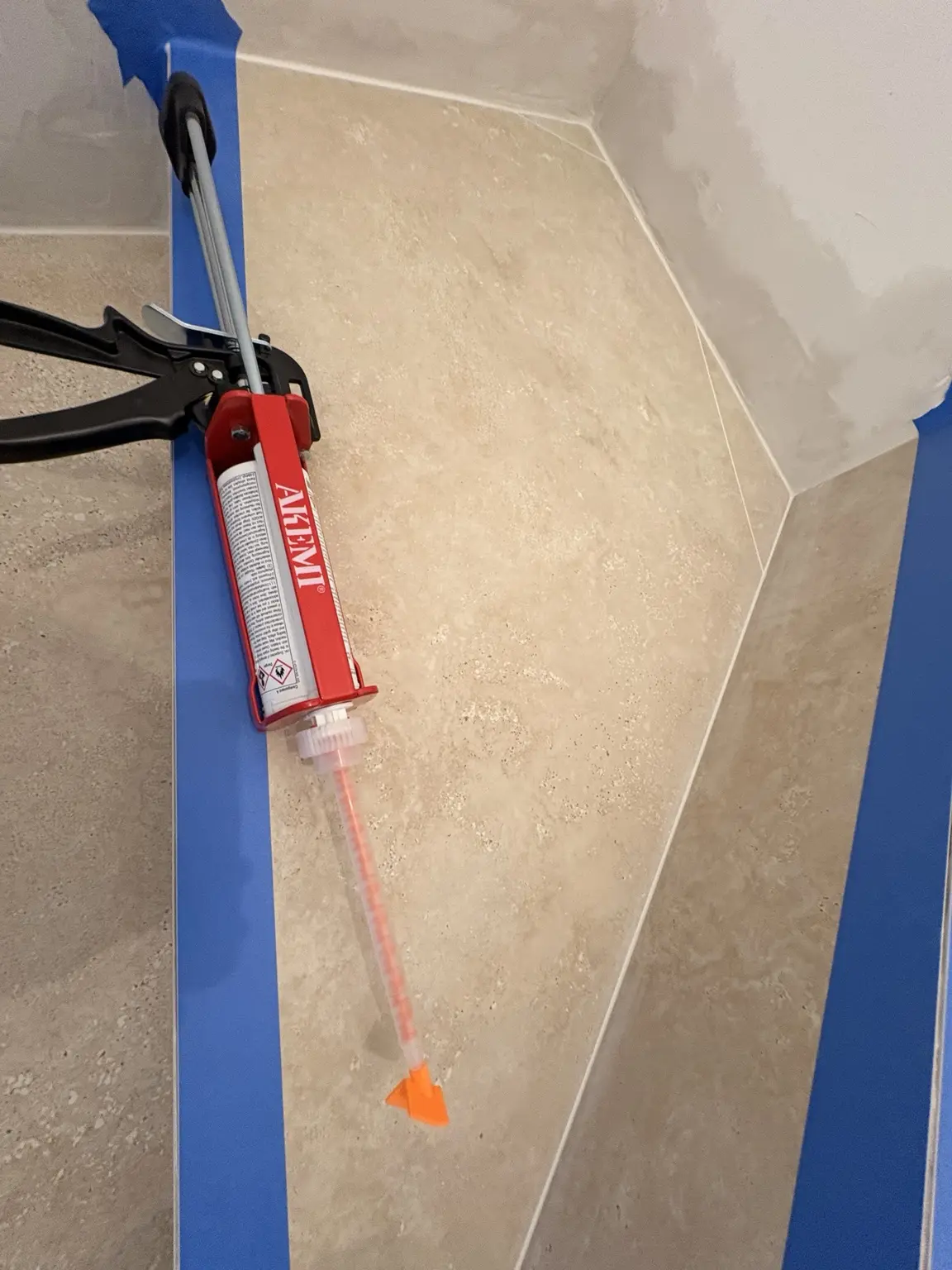 Application du bi-composant Akemi sur un angle à 45 degrés