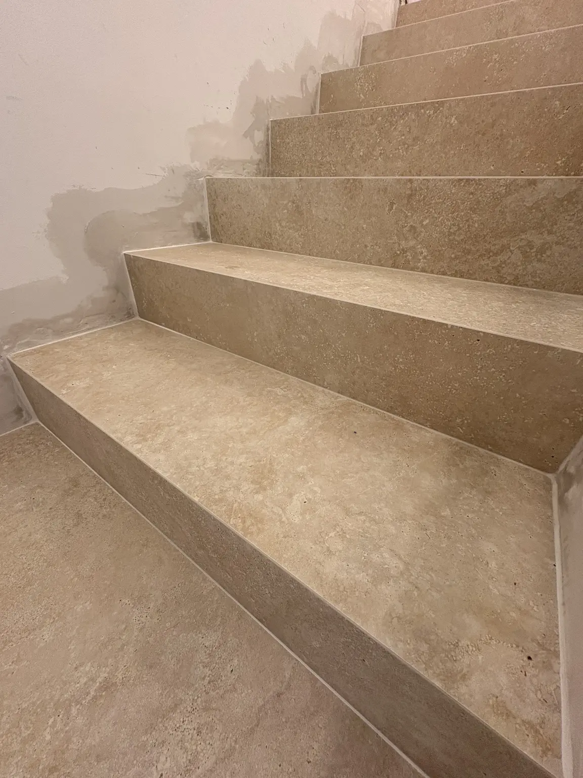 Marches d’escalier en carrelage imitation travertin 60 par 120