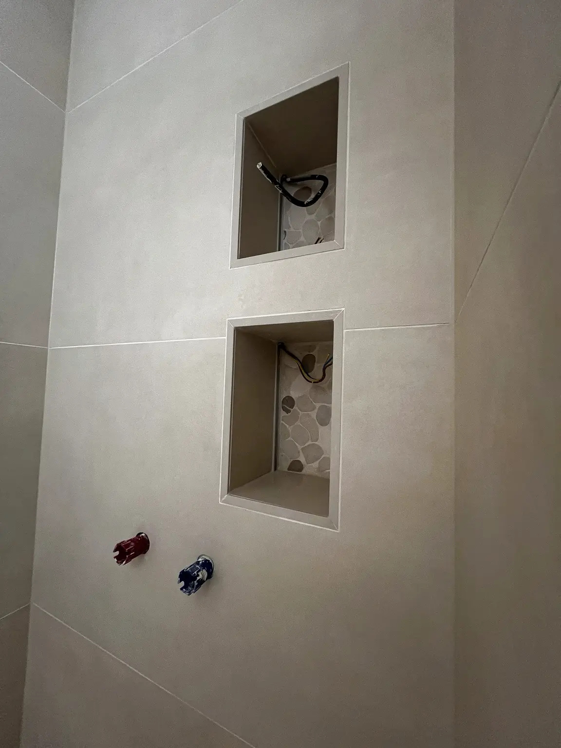 Niches carrelées avec galets sur trame et profilés de finition