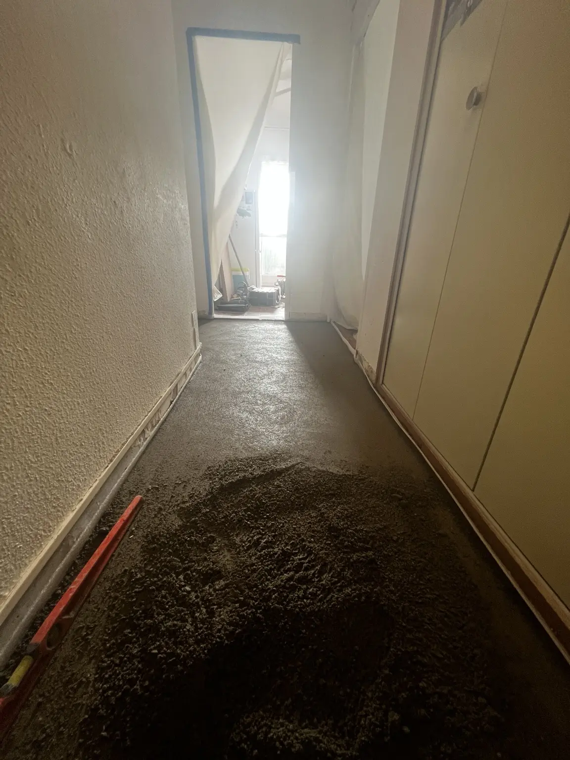 Réalisation d’une nouvelle chape dans un couloir à Cavaillon