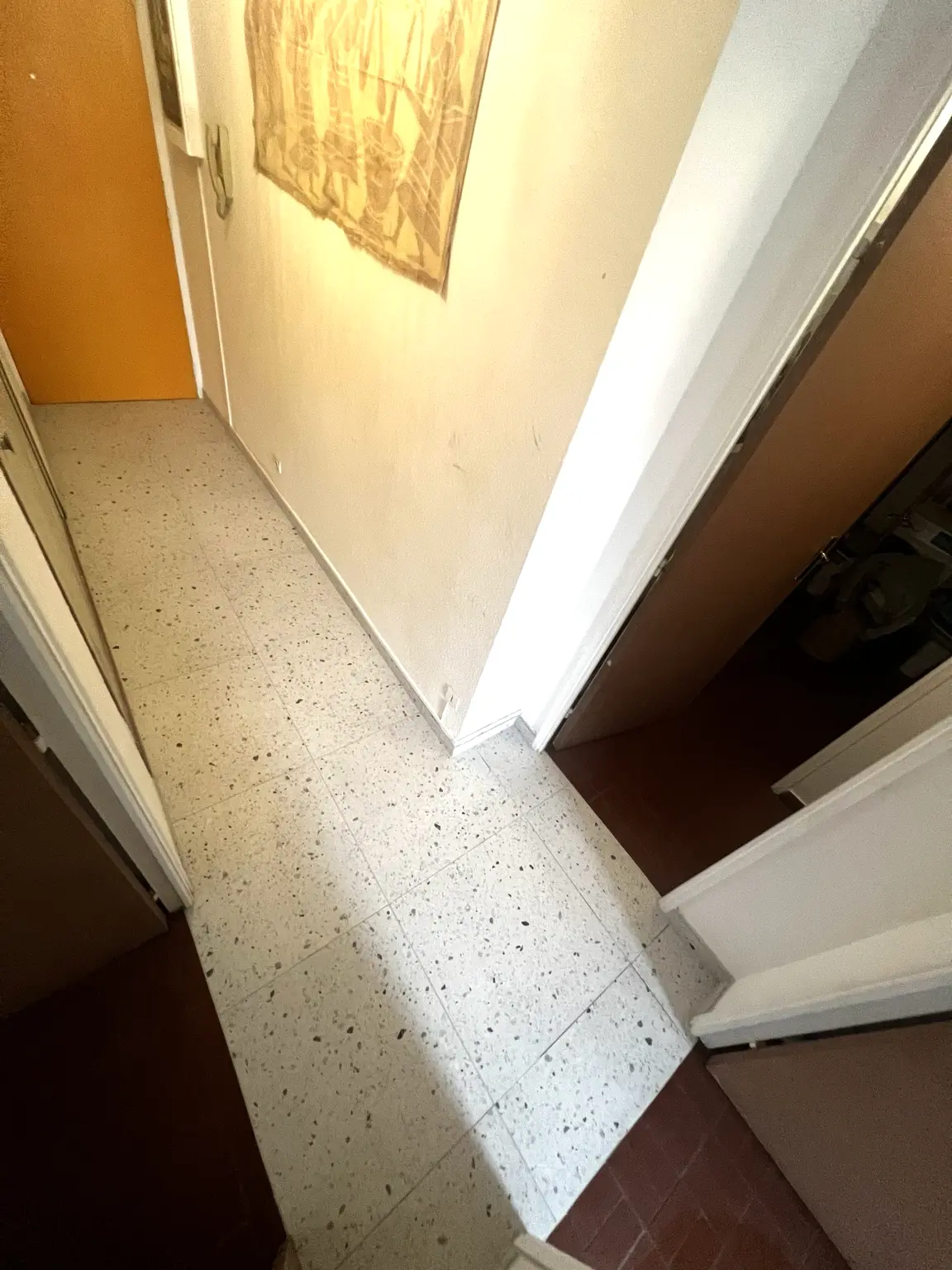 Carrelage effet terrazzo et plinthes assorties dans un couloir à Cavaillon