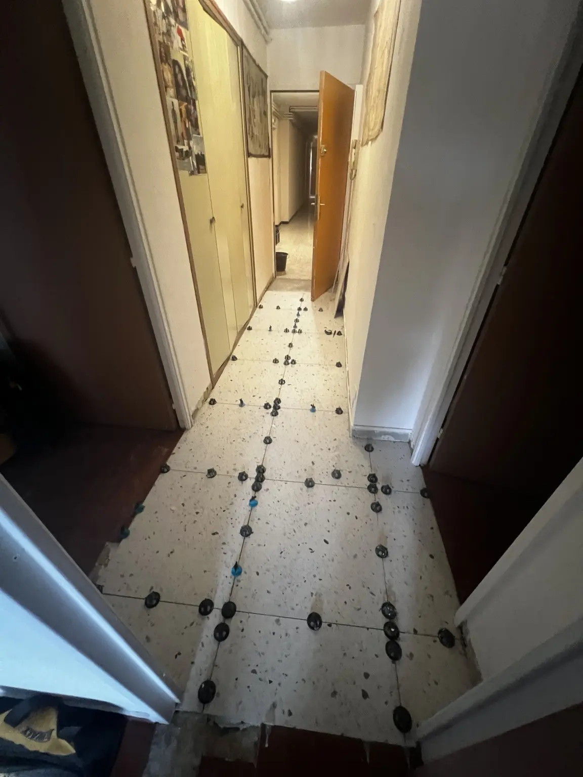 Pose du carrelage effet terrazzo 60 par 60 dans le couloir