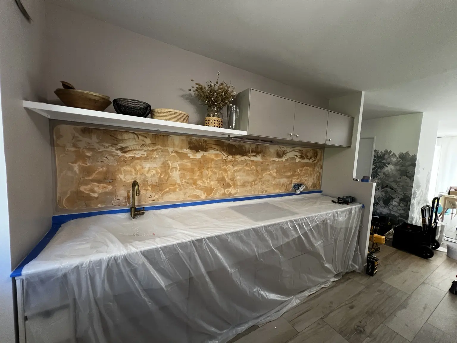Mur préparé par ponçage avant la pose d’une crédence à Aix-en-Provence