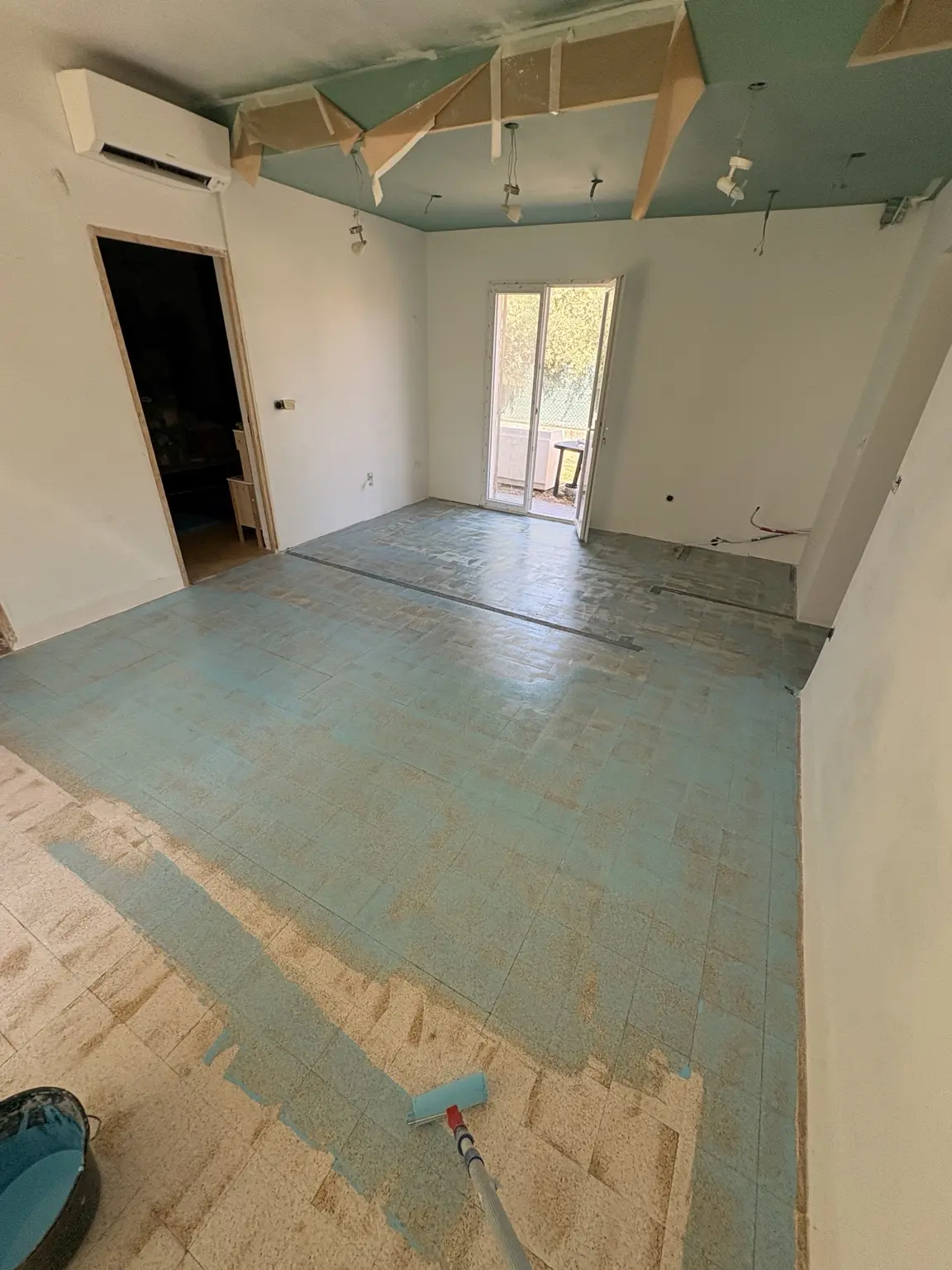 Application d’un primaire d’accrochage sur un ancien carrelage