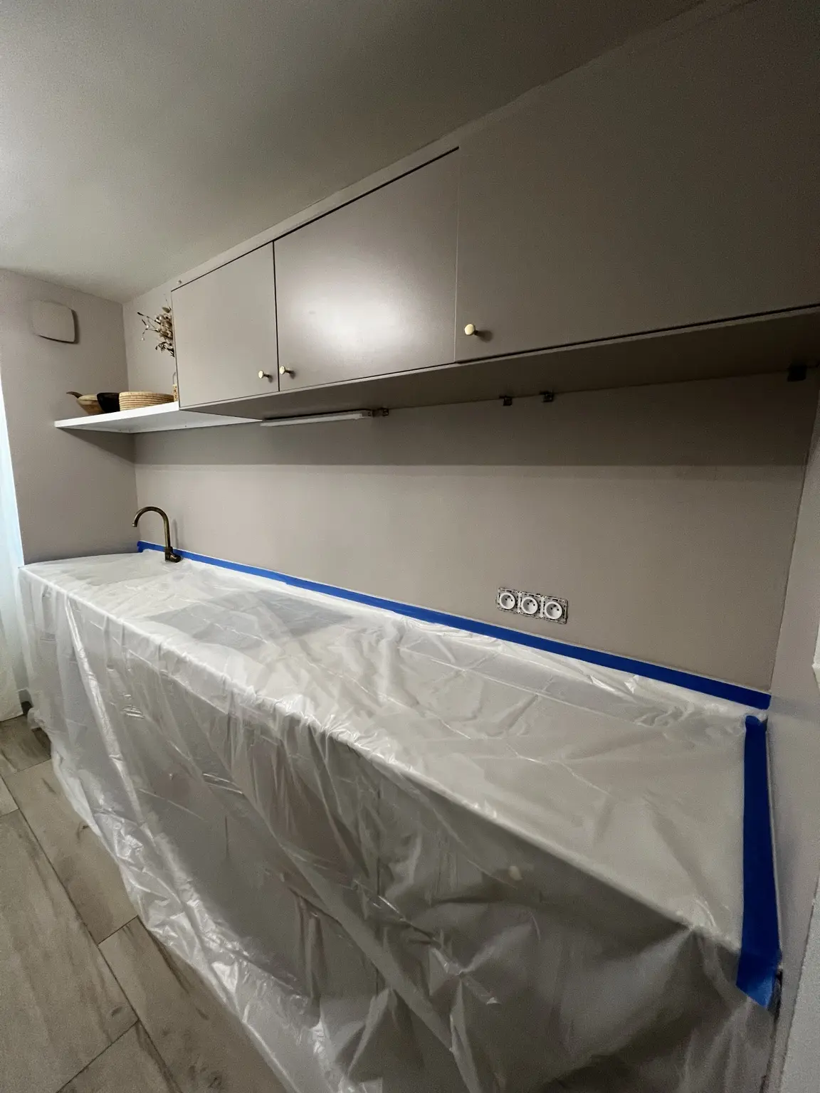 Protection du plan de travail et des meubles avant la pose de la crédence