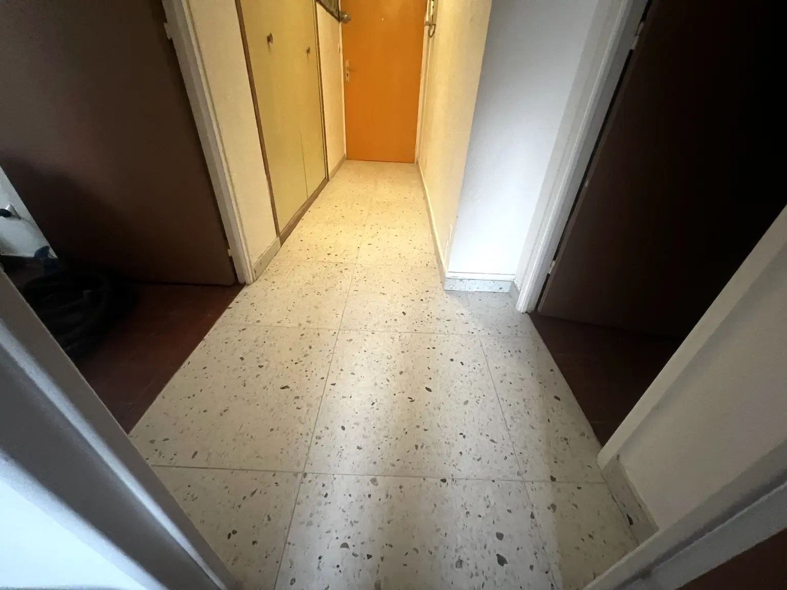 Raccord du nouveau carrelage effet terrazzo avec les pièces d’un appartement à Cavaillon