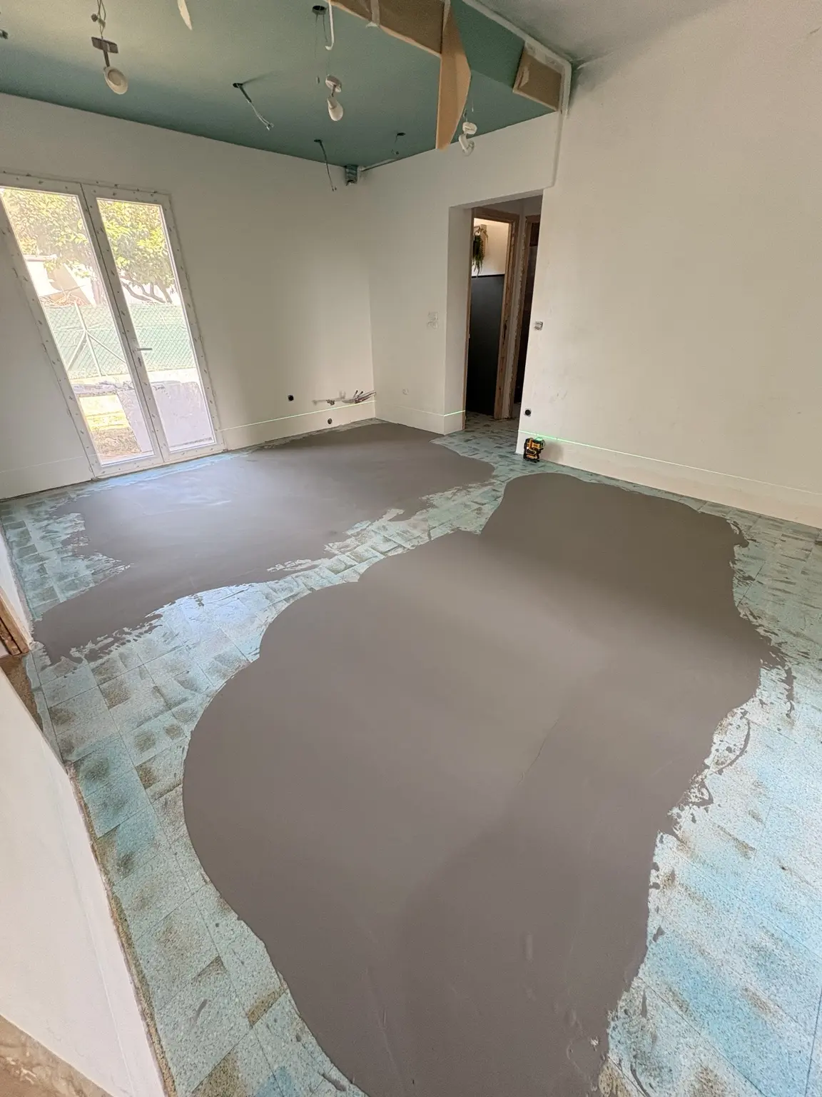Ragréage localisé pour corriger la planéité avant pose du carrelage