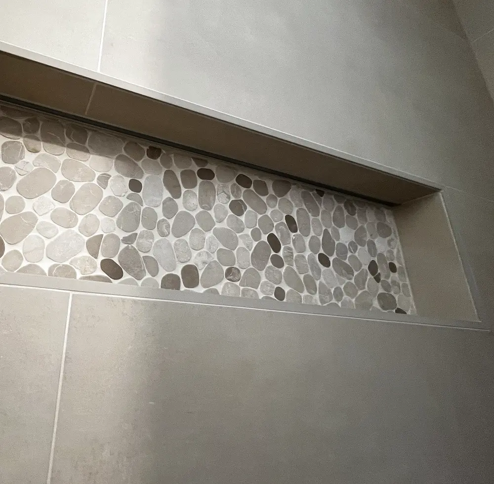 Détail d’une niche en galets dans une salle de bains à Mouriès
