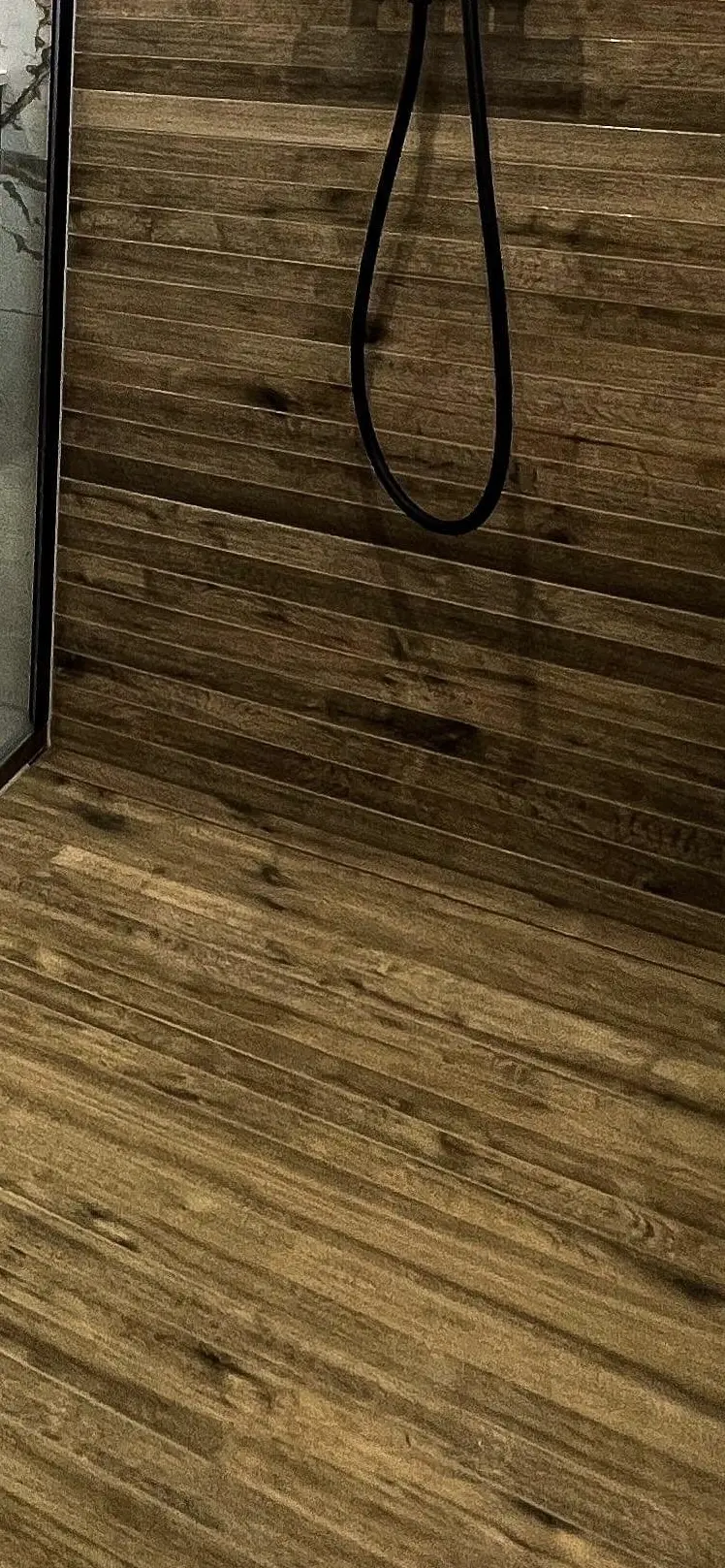Détail des bandes de 5 cm en carrelage imitation parquet dans la douche