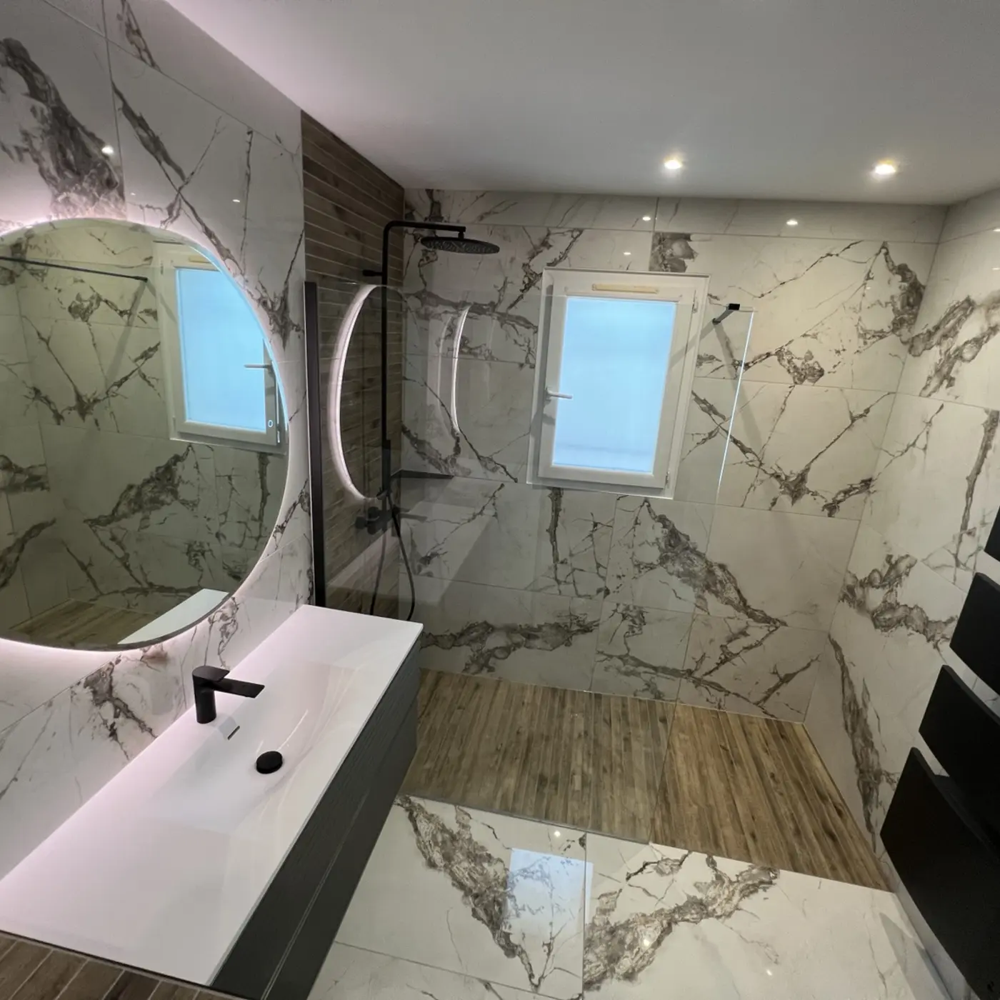 Rénovation complète d’une salle de bains effet marbre et bois à Cavaillon