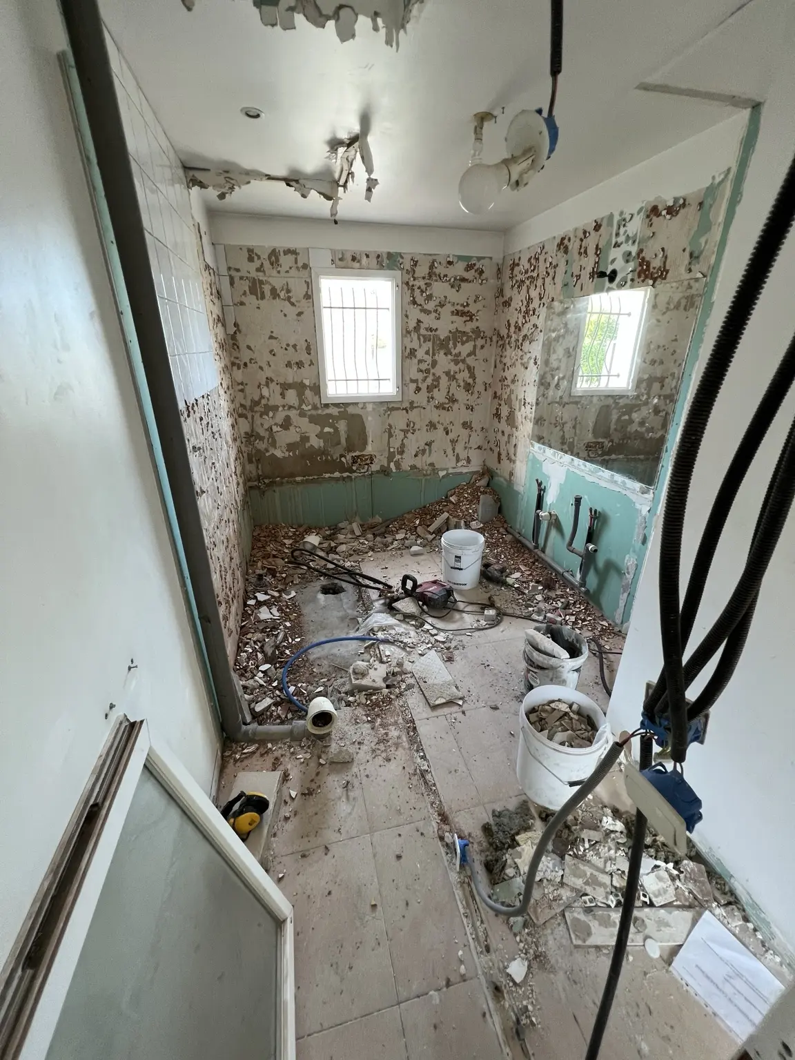 Salle de bains après dépose de l’ancien agencement
