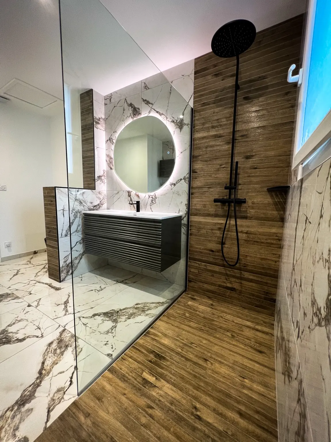 Douche ouverte habillée de carrelage imitation bois découpé en bandes