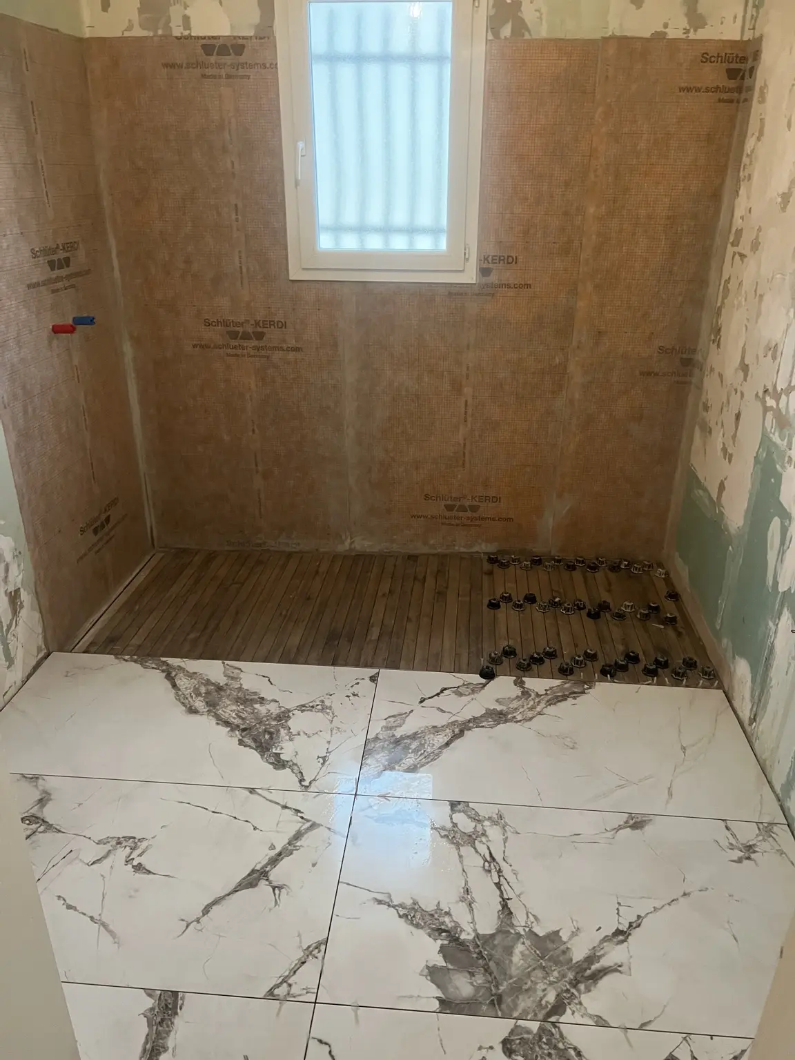 Préparation étanche de la future douche avant la pose