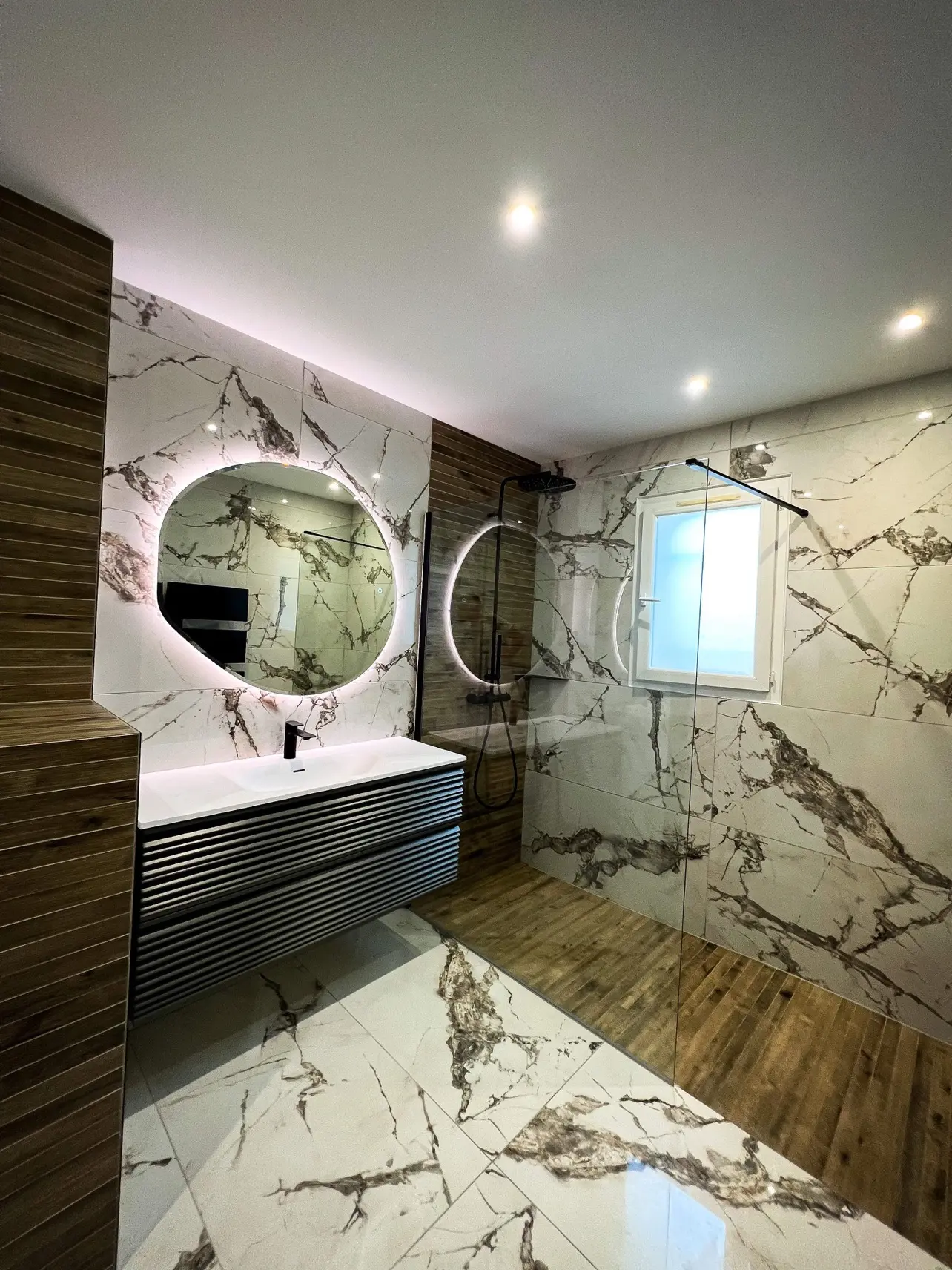Salle de bains signature en carrelage effet marbre et bois réalisée à Cavaillon