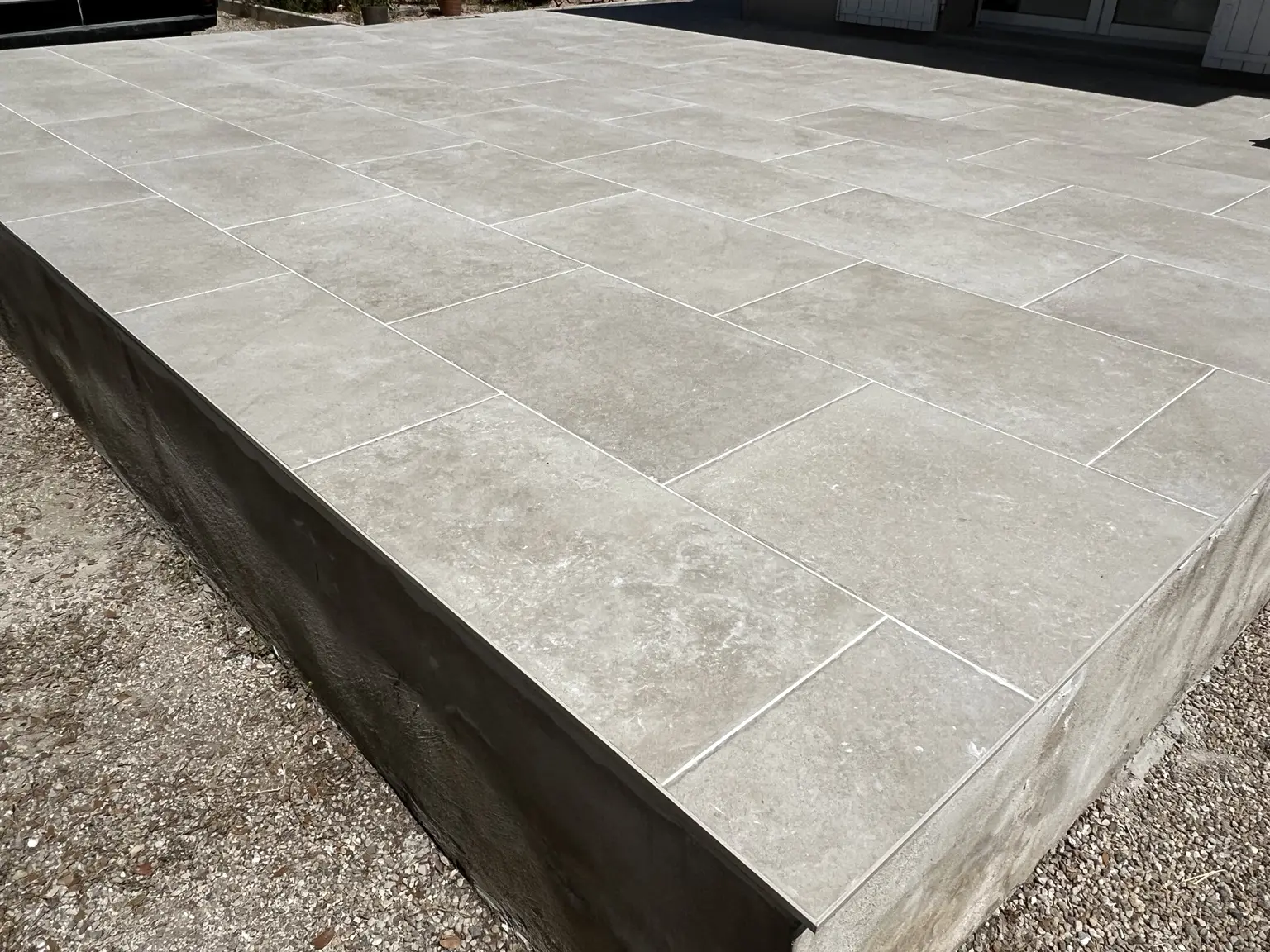 Rive et finition périphérique d’une terrasse carrelée