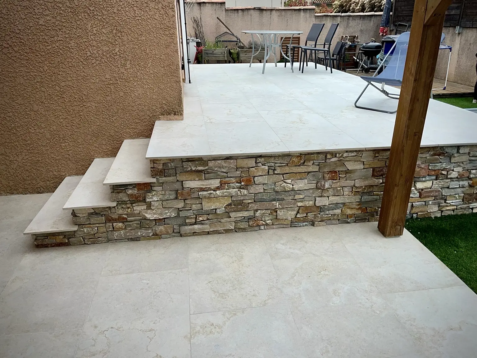 Terrasse carrelée avec marches et parement en pierre en Provence