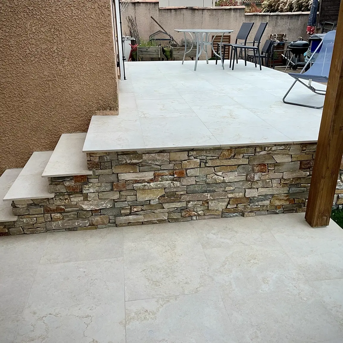 Terrasse et marches en pierre réalisées en Provence